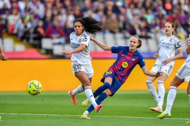 FC Barcelona, Barca v REAL MADRID. LLUIS COMPANYS OLYMPIC STADIUM,BARCELONA. November 15,2025 FC BARCELONA vs REAL MADRID. November 15,2025 Caroline Graham (10) of FC Barcelona and Yasmin (12) of Real Madrid during the match between FC Barcelona and Real Madrid corresponding to the eleventh day of the La Liga F Moeve at Lluis Companys Olympic Stadium of Montjuic in Barcelona, Spain, on November 15, 2025. Barcelona ESP Copyright: xS.xRosx