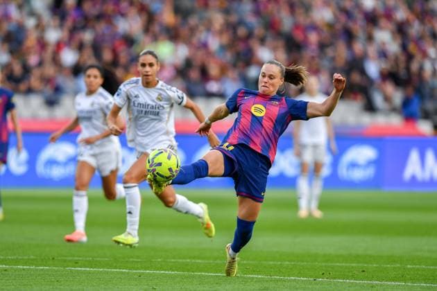 FC Barcelona, Barca v REAL MADRID. LLUIS COMPANYS OLYMPIC STADIUM,BARCELONA. November 15,2025 FC BARCELONA vs REAL MADRID. November 15,2025 Pajor (17) of FC Barcelona during the match between FC Barcelona and Real Madrid corresponding to the eleventh day of the La Liga F Moeve at Lluis Companys Olympic Stadium of Montjuic in Barcelona, Spain, on November 15, 2025. Barcelona ESP Copyright: xS.xRosx