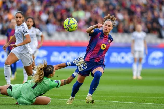 FC Barcelona, Barca v REAL MADRID. LLUIS COMPANYS OLYMPIC STADIUM,BARCELONA. November 15,2025 FC BARCELONA vs REAL MADRID. November 15,2025 Pajor (17) of FC Barcelona and Misa (1) goalkeeper of Real Madrid during the match between FC Barcelona and Real Madrid corresponding to the eleventh day of the La Liga F Moeve at Lluis Companys Olympic Stadium of Montjuic in Barcelona, Spain, on November 15, 2025. Barcelona ESP Copyright: xS.xRosx