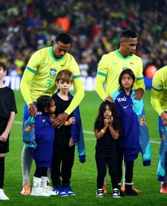 Gabriel Magalhaes of Brazil gives his jacket to a mascot. Brazil v Senegal, International Friendly, Länderspiel, Nationalmannschaft Football, Emirates Stadium, London, UK - 15 Nov 2025London Emirates Stadium United Kingdom EDITORIAL USE ONLY No use with unauthorised audio, video, data, fixture lists, club league logos or live services. Online in-match use limited to 120 images, no video emulation. No use in betting, games or single club league player publications. Copyright: xJamesxMarsh Shutterstockx 15786138ai