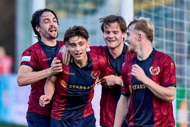 Regionalliga Bayern, SpVgg Unterhaching vs DJK Vilzing, Vilzing DJK, Unterhaching SpVgg, Torjubel 2025 11 15 in München Unterhaching uhlsportPARK Unterhaching Goal Goal SpVgg Unterhaching 4 0 KRATTENMACHER Wesley SpVgg Unterhaching Offensive Midfield Nr 19 UHG19 sportworld München Unterhaching uhlsportPARK Unterhaching Bayern Germany