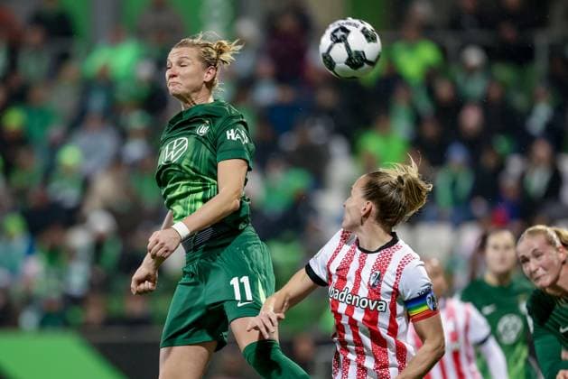 from left Alexandra Popp VfL Wolfsburg, 11 and Lisa Karl SC Freiburg, 2 in header duel, header, duel, action, action, game scene, THE DFB REGULATIONS PROHIBIT ANY USE OF PHOTOGRAPHS AS IMAGE SEQUENCES AND OR QUASI VIDEO , 15 11 2025, Wolfsburg Germany , Football, DFB Cup Women, VfL Wolfsburg SC Freiburg xobx