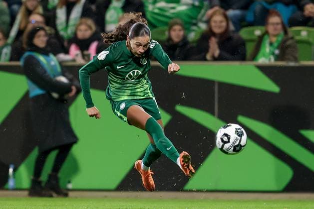 Kessya Bussy VfL Wolfsburg, 19 on the ball, cropped, single image, full body, action, action, game scene, THE DFB REGULATIONS PROHIBIT ANY USE OF PHOTOGRAPHS AS IMAGE SEQUENCES AND OR QUASI VIDEO , 15 11 2025, Wolfsburg Germany , Football, DFB Pokal Women, VfL Wolfsburg SC Freiburg xobx
