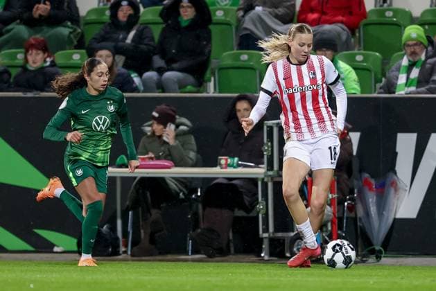 from left Judit Pujols VfL Wolfsburg, 33 and Mia Lena Maas SC Freiburg, 18 in a duel, dynamic, action, action, game scene, THE DFB REGULATIONS PROHIBIT ANY USE OF PHOTOGRAPHS AS IMAGE SEQUENCES AND OR QUASI VIDEO , 15 11 2025, Wolfsburg Germany , Football, DFB Pokal Women, VfL Wolfsburg SC Freiburg xobx