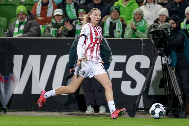 Mia Lena Maas SC Freiburg, 18 on the ball, cropped, single image, full body, action, action, game scene, THE DFB REGULATIONS PROHIBIT ANY USE OF PHOTOGRAPHS AS IMAGE SEQUENCES AND OR QUASI VIDEO , 15 11 2025, Wolfsburg Germany , Football, DFB Cup Women, VfL Wolfsburg SC Freiburg xobx