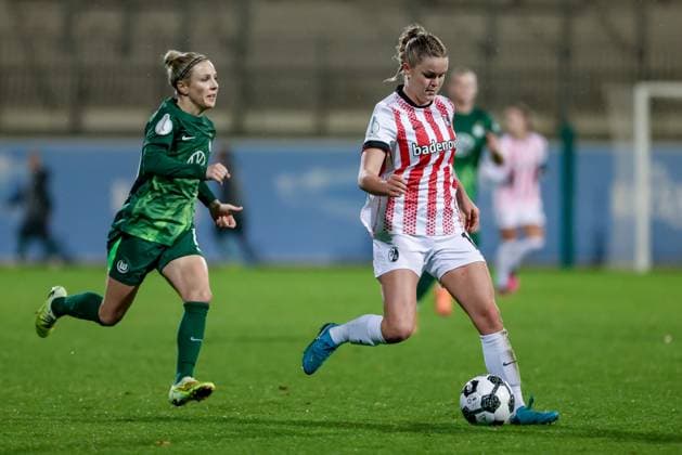 from left Svenja Huth VfL Wolfsburg, 10 and Greta Stegemann SC Freiburg, 16 in a duel, dynamic, action, action, game scene, THE DFB REGULATIONS PROHIBIT ANY USE OF PHOTOGRAPHS AS IMAGE SEQUENCES AND OR QUASI VIDEO , 15 11 2025, Wolfsburg Germany , Football, DFB Pokal Women, VfL Wolfsburg SC Freiburg xobx