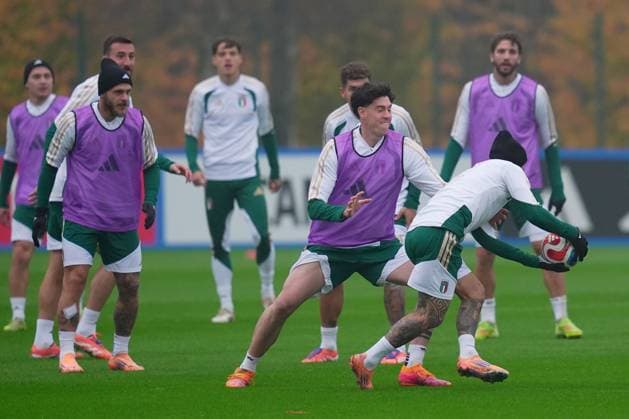 ItalyÕs Alessandro Bastoni and Nicolo Barella during the training session the day before the match between Italy and Norway , Carnago (Va) , north Italy - Saturday , November 15 , 2025. - Soccer .  Copyright: xSpada LaPressex
