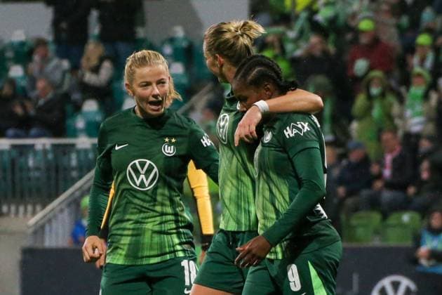 15 11 2025, xgrfx, Soccer DFB Pokal Women Round of 16 , VfL Wolfsburg SC Freiburg v l Goal, Lineth Beerensteyn VfL Wolfsburg DFL DFB REGULATIONS PROHIBIT ANY USE OF PHOTOGRAPHS as IMAGE SEQUENCES and or QUASI VIDEO AOK Stadion