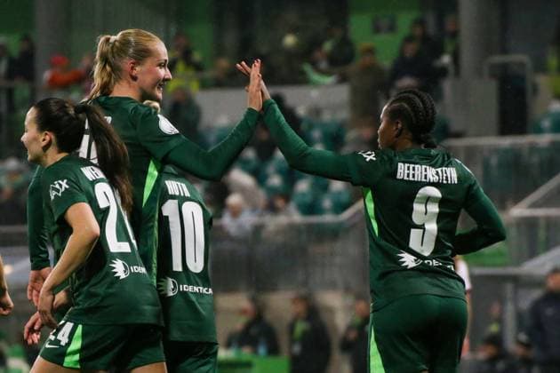 15 11 2025, xgrfx, Soccer DFB Pokal Women Round of 16 , VfL Wolfsburg SC Freiburg v l Goal, Lineth Beerensteyn VfL Wolfsburg DFL DFB REGULATIONS PROHIBIT ANY USE OF PHOTOGRAPHS as IMAGE SEQUENCES and or QUASI VIDEO AOK Stadion