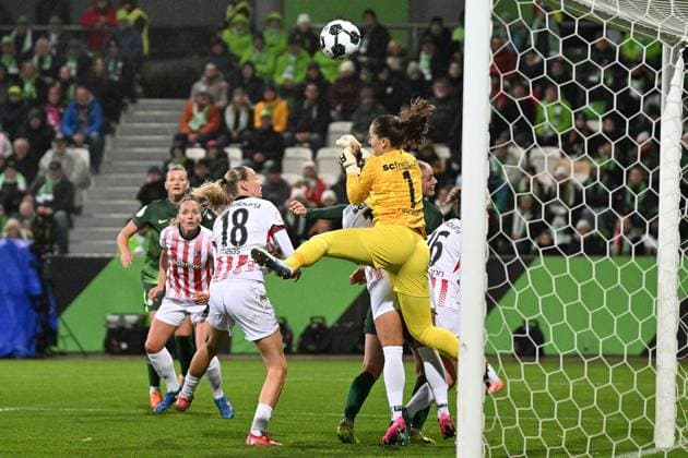 Soccer I Women I Season 2025 2026 I DFB Pokal I VfL Wolfsburg SC Freiburg I 15 11 2025 Laura Benkarth 1, SC Freiburg with full commitment at a Wolfsburg corner Wolfsburg AOK Stadion Niedersachsen Germany Copyright: xLobeca InesxHähnelx