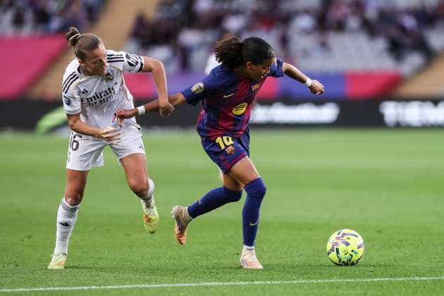 November 15, 2025, Barcelona, Barcelona, Spain: Victoria Lopez Serrano Felix of FC Barcelona, Barca and Ingrid Filippa Angeldahl of Real Madrid CF compete for the ball during the Spanish Women league, Liga F, football match played between FC Barcelona and Real Madrid CF at Estadi Olimpic Lluis Companys on November 15, 2025 in Barcelona, Spain. Barcelona Spain - ZUMAa181 20251115_zaa_a181_043 Copyright: xJavierxBorregox