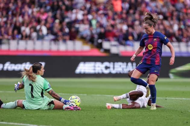November 15, 2025, Barcelona, Barcelona, Spain: Ewa Barbara Pajor of FC Barcelona, Barca Maria Isabel Rodriguez Rivero and Linda Lizeth Caicedo Alegria of Real Madrid CF compete for the ball during the Spanish Women league, Liga F, football match played between FC Barcelona and Real Madrid CF at Estadi Olimpic Lluis Companys on November 15, 2025 in Barcelona, Spain. Barcelona Spain - ZUMAa181 20251115_zaa_a181_044 Copyright: xJavierxBorregox
