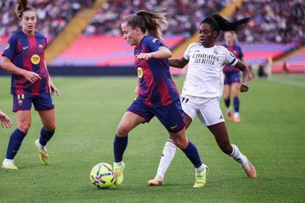 November 15, 2025, Barcelona, Barcelona, Spain: Claudia Pina Medina of FC Barcelona, Barca and Naomie Noelle Feller of Real Madrid CF in action during the Spanish Women league, Liga F, football match played between FC Barcelona and Real Madrid CF at Estadi Olimpic Lluis Companys on November 15, 2025 in Barcelona, Spain. Barcelona Spain - ZUMAa181 20251115_zaa_a181_050 Copyright: xJavierxBorregox