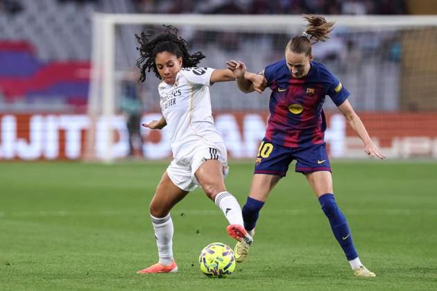 November 15, 2025, Barcelona, Barcelona, Spain: Caroline Graham Hansen of FC Barcelona, Barca and Yasmim Assis Ribeiro of Real Madrid CF compete for the ball during the Spanish Women league, Liga F, football match played between FC Barcelona and Real Madrid CF at Estadi Olimpic Lluis Companys on November 15, 2025 in Barcelona, Spain. Barcelona Spain - ZUMAa181 20251115_zaa_a181_051 Copyright: xJavierxBorregox