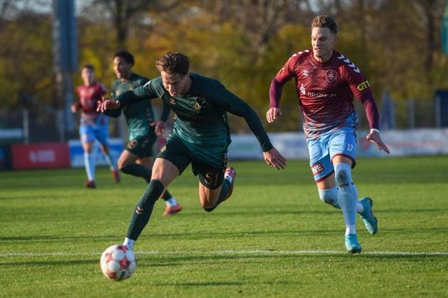 Soccer I Men I Season 2025 2026 I Regionalliga Nord I 19 Matchday I SC Weiche Flensburg 08 SV Werder Bremen II 15 11 2025 from left Kevin Simon Manthey 51, Werder Bremen II , RenÃ Guder 17, SC Weiche Flensburg 08 Copyright: xLobeca JanxKirschnerx