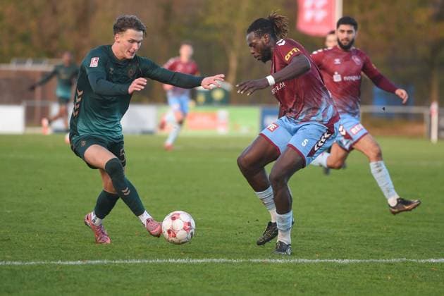 Soccer I Men I Season 2025 2026 I Regionalliga Nord I 19 Matchday I SC Weiche Flensburg 08 SV Werder Bremen II 15 11 2025 from left Kevin Simon Manthey 51, Werder Bremen II , Kevin Ntika 21, SC Weiche Flensburg 08 Copyright: xLobeca JanxKirschnerx