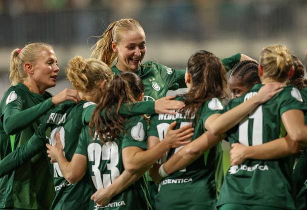 DEU, Wolfsburg, VfL Wolfsburg vs SC Freiburg, DFB Pokal, DFB, Saison 2526, AOK Stadion, Achtelfinale im Bild Svenja Huth VfL Wolfsburg 10 scores the goal for 2 0, joy at Camilla Küver VfL Wolfsburg 16 DFB DFL REGULATIONS PROHIBIT ANY USE OF PHOTOGRAPHS AS IMAGE SEQUENCES AND OR QUASI VIDEO, 15 11 2025 Copyright: HMBxMedia HendrikxHamelau