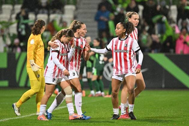 Soccer I Women I Season 2025 2026 I DFB Cup I VfL Wolfsburg SC Freiburg I 15 11 2025 Nia Szenk 19, SC Freiburg 2 v l annoyed at conceding the second goal, Lisa Karl 2, SC Freiburg puts her arm around her Wolfsburg AOK Stadium Lower Saxony Germany Copyright: xLobeca InesxHähnelx