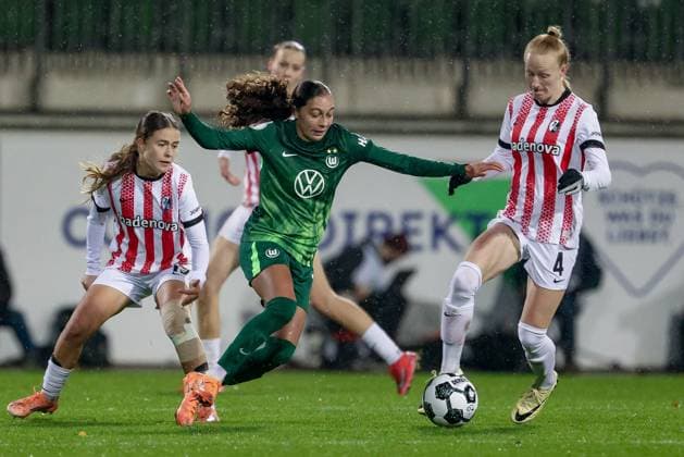 from left Nia Szenk SC Freiburg, 19 , Kessya Bussy VfL Wolfsburg, 19 and Meret Felde SC Freiburg, 4 in duel, duel, dynamics, action, action, game scene, THE DFB REGULATIONS PROHIBIT ANY USE OF PHOTOGRAPHS AS IMAGE SEQUENCES AND OR QUASI VIDEO , 15 11 2025, Wolfsburg Germany , Football, DFB Pokal Women, VfL Wolfsburg SC Freiburg xobx