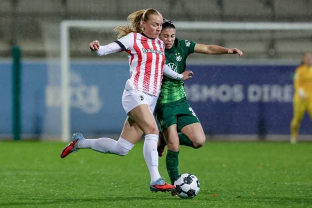 from left Tessa Blumenberg SC Freiburg, 7 and Judit Pujols VfL Wolfsburg, 33 in running duel, duel, dynamic, action, action scene, THE DFB REGULATIONS PROHIBIT ANY USE OF PHOTOGRAPHS AS IMAGE SEQUENCES AND OR QUASI VIDEO , 15 11 2025, Wolfsburg Germany , Football, DFB Pokal Women, VfL Wolfsburg SC Freiburg xobx