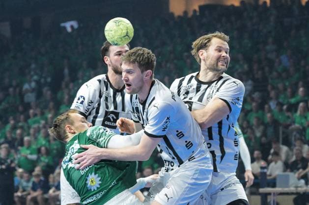 15 11 2025, xlakx, Handball Daikin HBL, Fuechse Berlin THW Kiel v l Mathias Gidsel Fuechse Berlin , Magnus Landin Jacobsen THW Kiel ,Petter Overby THW Kiel duel, duel, fight, tackle Berlin Daniel Lakomski