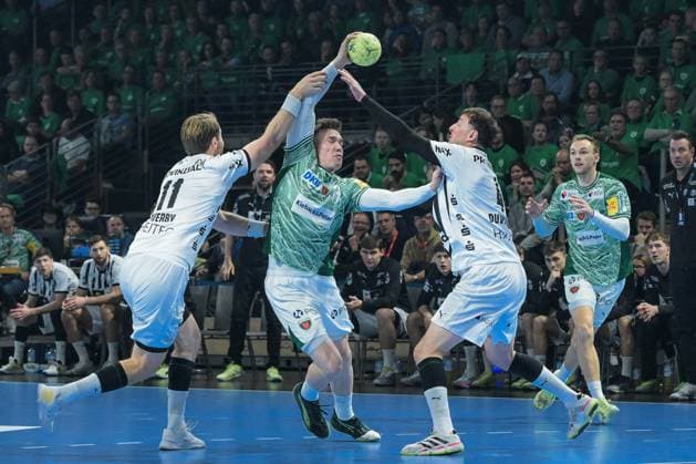 15 11 2025, xlakx, Handball Daikin HBL, Fuechse Berlin THW Kiel v l Petter Overby THW Kiel , Lasse Andersson Fuechse Berlin , Domagoj Duvnjak THW Kiel duel, duel, fight, tackle Berlin Daniel Lakomski