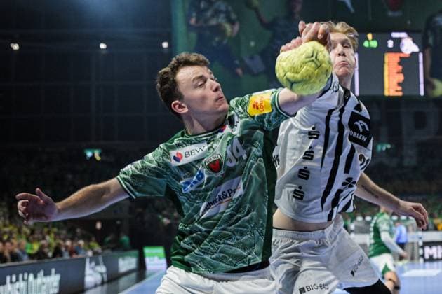 15 11 2025, xlakx, Handball Daikin HBL, Fuechse Berlin THW Kiel v l Hakun West Av Teigum Fuechse Berlin , Eric Johansson THW Kiel duel, duel, fight, tackle Berlin Daniel Lakomski