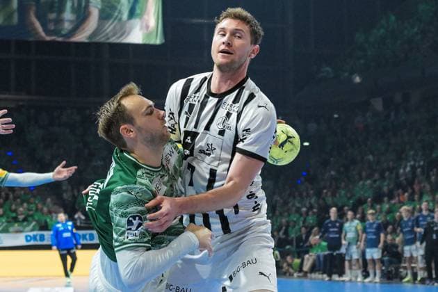 15 11 2025, xlakx, Handball Daikin HBL, Fuechse Berlin THW Kiel v l Mathias Gidsel Fuechse Berlin , Magnus Landin Jacobsen THW Kiel duel, duel, fight, tackle Berlin Daniel Lakomski