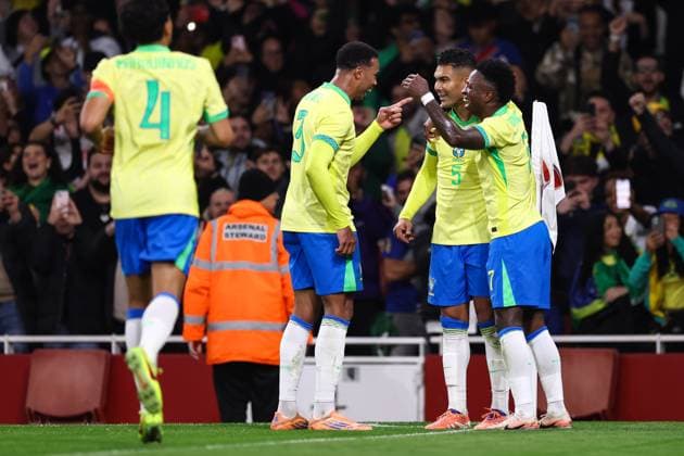 Brazil v Senegal 15 November 2025, London - International Friendly, Länderspiel, Nationalmannschaft - Brazil v Senegal - Casemiro of Brazil celebrates their second goal with Gabriel and Vinicius Junior - Photo: Jacques Feeney Offside. London UK *** Brasilien gegen Senegal 15. November 2025, London Internationales Freundschaftsspiel Brasilien gegen Senegal Casemiro (Brasilien) feiert sein zweites Tor mit Gabriel und Vinicius Junior Foto Jacques Feeney Abseits London UK  Copyright: xJacquesxFeeneyx xOffsidexOffside