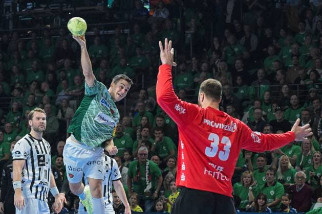 15 11 2025, xlakx, Handball Daikin HBL, Fuechse Berlin THW Kiel v l Tim Freihoefer Fuechse Berlin , Andreas Wolf THW Kiel wirft Tor, Torschuetze, erzielt Tor, Treffer, scores the goal Berlin Daniel Lakomski