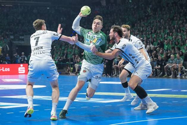 15 11 2025, xlakx, Handball Daikin HBL, Fuechse Berlin THW Kiel v l Magnus Landin Jacobsen THW Kiel , Lasse Andersson Fuechse Berlin , Veron Nacinovic THW Kiel duel, duel, fight, tackle Berlin Daniel Lakomski