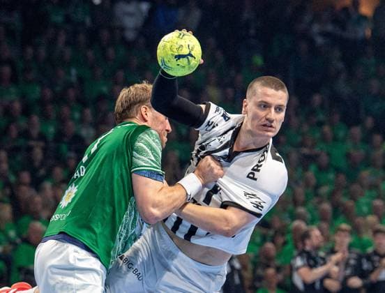Handball, Men, Season 2025 2026, DAIKIN Handball Bundesliga 12 Matchday , Füchse Berlin THW Kiel, v l Max Darj Füchse Berlin , Elias Ellefsen a Skipagötu Kiel , 15 11 2025, Copyright: xSebastianxRäppold MatthiasxKochx