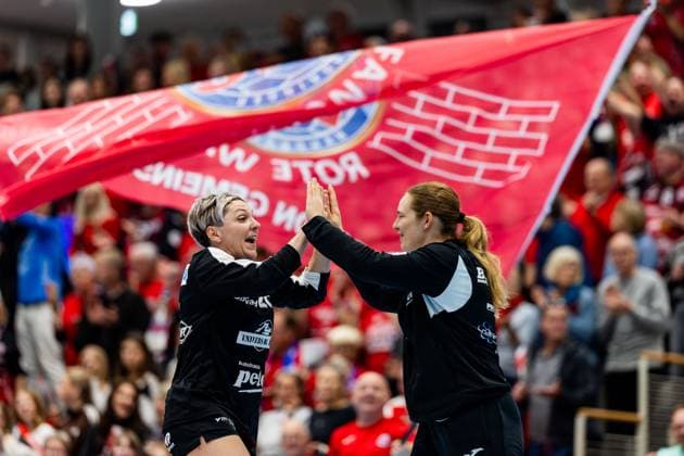 15 11 2025, GER, Handball, Women, Season 2025 2026, Alsco 1 Bl, 8 Matchday, Thueringer HC TuS Metzingen Lydia Jakubisova Thueringer HC,28 , Christina Loevgren Hallberg Thueringer HC,1 99947 Bad Langensalza Salza Halle Sporthalle Mehrz Thüringen Germany