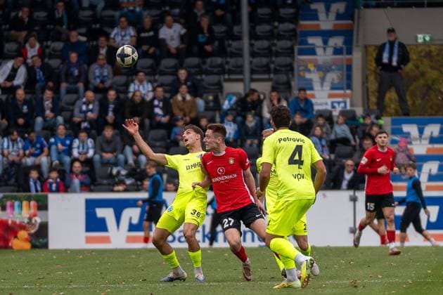 Duel between Mario Borac SV Stuttgarter Kickers, 36 and Loris Maier SG Sonnenhof Großaspach, 27 , with in the picture Per Lockl SV Stuttgarter Kickers, 21 and Milan Petrovic SV Stuttgarter Kickers, 04 , SG Sonnenhof Großaspach vs SV Stuttgarter Kickers, Football, Regionalliga Südwest, Matchday 17, Season 2025 2026, 15 11 2025 SG Sonnenhof Großaspach vs SV Stuttgarter Kickers, Football, Regionalliga Südwest, Matchday 17, Season 2025 2026, 15 11 2025 Aspach Copyright: xEibner-Pressefoto PhilipxZieglerx EP_PZR