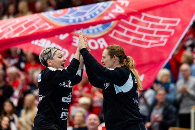 15 11 2025, GER, Handball, Women, Season 2025 2026, Alsco 1 Bl, 8 Matchday, Thueringer HC TuS Metzingen Lydia Jakubisova Thueringer HC,28 , Christina Loevgren Hallberg Thueringer HC,1 99947 Bad Langensalza Salza Halle Sporthalle Mehrz Thüringen Germany