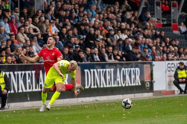 Duel between Per Lockl SV Stuttgarter Kickers, 21 and Michael Kleinschrodt SG Sonnenhof Großaspach, 11 , SG Sonnenhof Großaspach vs SV Stuttgarter Kickers, Football, Regionalliga Südwest, Matchday 17, Season 2025 2026, 15 11 2025 SG Sonnenhof Großaspach vs SV Stuttgarter Kickers, Football, Regionalliga Südwest, Matchday 17, Season 2025 2026, 15 11 2025 Aspach Copyright: xEibner-Pressefoto PhilipxZieglerx EP_PZR
