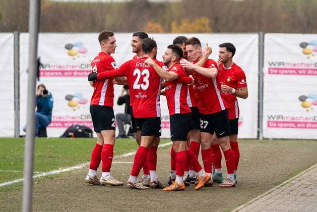 Goalscorer Loris Maier SG Sonnenhof Großaspach, 27 celebrates with Marius Kunde SG Sonnenhof Großaspach, 16 ,Michael Kleinschrodt SG Sonnenhof Großaspach, 11 , Volkan Celiktas SG Sonnenhof Großaspach, 05 , Luca Damiano Molinari SG Sonnenhof Großaspach, 27 and Mert Tasdelen SG Sonnenhof Großaspach, 10 after his 2 1 goal, SG Sonnenhof Großaspach vs SV Stuttgarter Kickers, Football, Regionalliga Südwest, Matchday 17, Season 2025 2026, 15 11 2025 SG Sonnenhof Großaspach vs SV Stuttgarter Kickers, Football, Regionalliga Südwest, Matchday 17, Season 2025 2026, 15 11 2025 Aspach Copyright: xEibner-Pressefoto PhilipxZieglerx EP_PZR