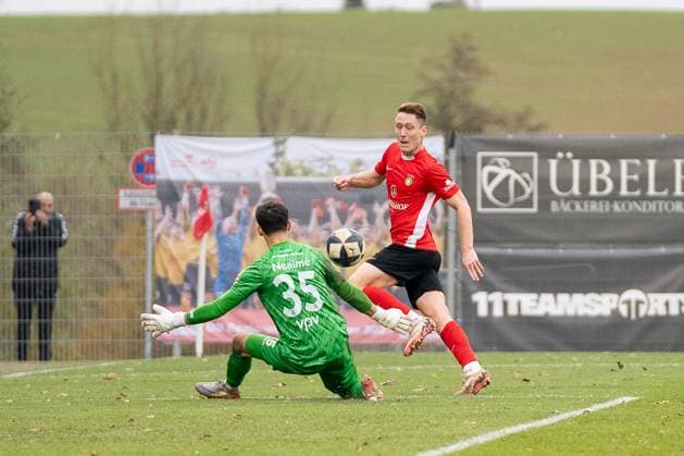 Goal for 3 1 by Loris Maier SG Sonnenhof Großaspach, 27 , with in the picture Leon Neaime SV Stuttgarter Kickers, 35 , SG Sonnenhof Großaspach vs SV Stuttgarter Kickers, Football, Regionalliga Südwest, Matchday 17, Season 2025 2026, 15 11 2025 SG Sonnenhof Großaspach vs SV Stuttgarter Kickers, Football, Regionalliga Südwest, Matchday 17, Season 2025 2026, 15 11 2025 Aspach Copyright: xEibner-Pressefoto PhilipxZieglerx EP_PZR