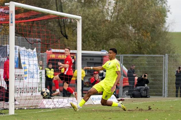 Goal for 3 1 by Loris Maier SG Sonnenhof Großaspach, 27 , with in the picture Jacob Danquah SV Stuttgarter Kickers, 05 , SG Sonnenhof Großaspach vs SV Stuttgarter Kickers, Football, Regionalliga Südwest, Matchday 17, Season 2025 2026, 15 11 2025 SG Sonnenhof Großaspach vs SV Stuttgarter Kickers, Football, Regionalliga Südwest, Matchday 17, Season 2025 2026, 15 11 2025 Aspach Copyright: xEibner-Pressefoto PhilipxZieglerx EP_PZR