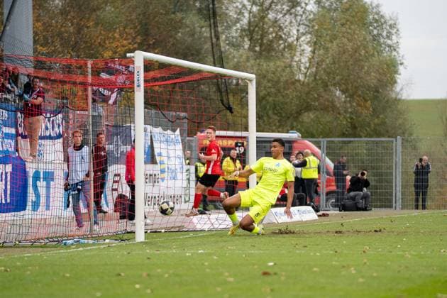Goal for 3 1 by Loris Maier SG Sonnenhof Großaspach, 27 , with in the picture Jacob Danquah SV Stuttgarter Kickers, 05 , SG Sonnenhof Großaspach vs SV Stuttgarter Kickers, Football, Regionalliga Südwest, Matchday 17, Season 2025 2026, 15 11 2025 SG Sonnenhof Großaspach vs SV Stuttgarter Kickers, Football, Regionalliga Südwest, Matchday 17, Season 2025 2026, 15 11 2025 Aspach Copyright: xEibner-Pressefoto PhilipxZieglerx EP_PZR