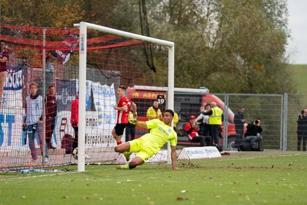 Goal for 3 1 by Loris Maier SG Sonnenhof Großaspach, 27 , with in the picture Jacob Danquah SV Stuttgarter Kickers, 05 , SG Sonnenhof Großaspach vs SV Stuttgarter Kickers, Football, Regionalliga Südwest, Matchday 17, Season 2025 2026, 15 11 2025 SG Sonnenhof Großaspach vs SV Stuttgarter Kickers, Football, Regionalliga Südwest, Matchday 17, Season 2025 2026, 15 11 2025 Aspach Copyright: xEibner-Pressefoto PhilipxZieglerx EP_PZR