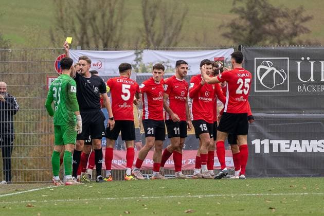 Goal celebration for 3 1 and yellow card for Leon Neaime SV Stuttgarter Kickers, 35 awarded by referee Jan Vincent Ritter, SG Sonnenhof Großaspach vs SV Stuttgarter Kickers, Football, Regionalliga Südwest, Matchday 17, Season 2025 2026, 15 11 2025 SG Sonnenhof Großaspach vs SV Stuttgarter Kickers, Football, Regionalliga Südwest, Matchday 17, Season 2025 2026, 15 11 2025 Aspach Copyright: xEibner-Pressefoto PhilipxZieglerx EP_PZR