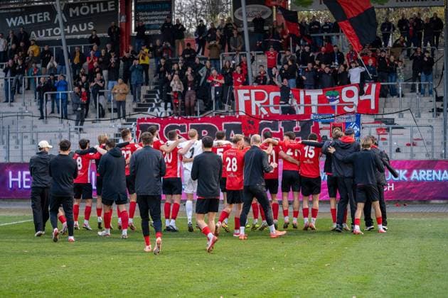 SG Sonnenhof Großaspach cheers with the fans, SG Sonnenhof Großaspach vs SV Stuttgarter Kickers, Football, Regionalliga Südwest, Matchday 17, Season 2025 2026, 15 11 2025 SG Sonnenhof Großaspach vs SV Stuttgarter Kickers, Football, Regionalliga Südwest, Matchday 17, Season 2025 2026, 15 11 2025 Aspach Copyright: xEibner-Pressefoto PhilipxZieglerx EP_PZR