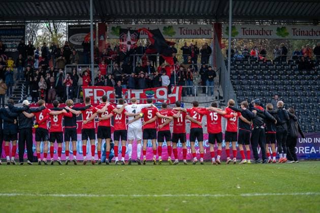 SG Sonnenhof Großaspach cheers with the fans, SG Sonnenhof Großaspach vs SV Stuttgarter Kickers, Football, Regionalliga Südwest, Matchday 17, Season 2025 2026, 15 11 2025 SG Sonnenhof Großaspach vs SV Stuttgarter Kickers, Football, Regionalliga Südwest, Matchday 17, Season 2025 2026, 15 11 2025 Aspach Copyright: xEibner-Pressefoto PhilipxZieglerx EP_PZR