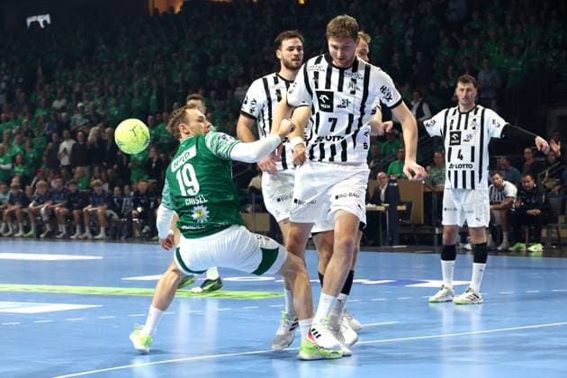DEU, DHB, 1 HBL, Fuechse Berlin vs THW Kiel, 15 11 2025, Max Schmeling Halle, Berlin, DEU, DHB, 1 HBL, Fuechse Berlin vs THW Kiel, pictured Mathias Gidsel Fuechse Berlin 19 , Magnus Landin Jacobsen THW Kiel 7 , VERON NACINOVIC THW Kiel 93 , Petter Overby THW Kiel 11 nordphotoxGmbHx xEngler nph00076
