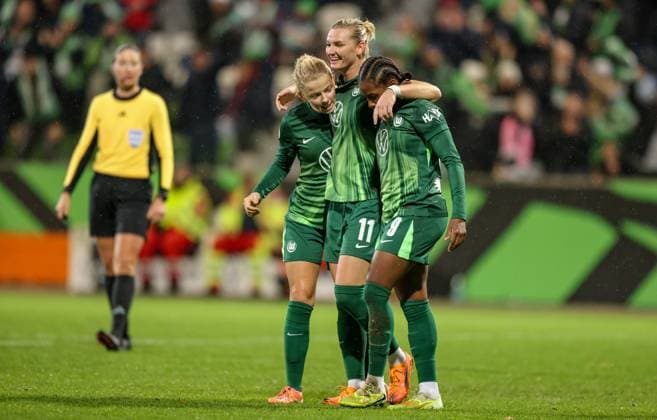 DEU, Wolfsburg, VfL Wolfsburg vs SC Freiburg, DFB Pokal, DFB, season 2526, AOK Stadion, round of 16 in the picture Lineth Beerensteyn VfL Wolfsburg 9 scores the goal for 1 0, jubilation and joy, Alexandra Popp VfL Wolfsburg 11 DFB DFL REGULATIONS PROHIBIT ANY USE OF PHOTOGRAPHS AS IMAGE SEQUENCES AND OR QUASI VIDEO, 15 11 2025 Copyright: HMBxMedia HendrikxHamelau