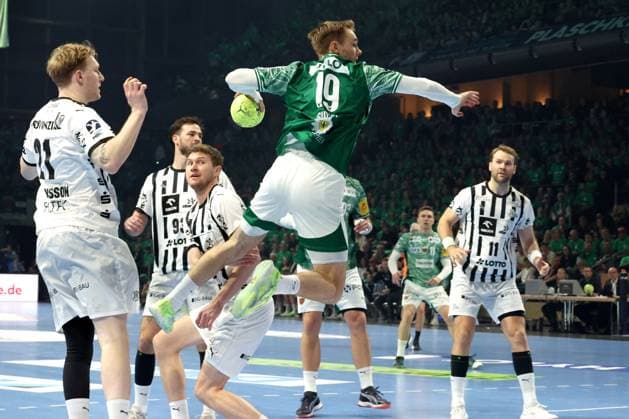 DEU, DHB, 1 HBL, Fuechse Berlin vs THW Kiel, 15 11 2025, Max Schmeling Halle, Berlin, DEU, DHB, 1 HBL, Fuechse Berlin vs THW Kiel, pictured Mathias Gidsel Fuechse Berlin 19 , Elias Ellefsen A Skipagotu THW Kiel 71 , Petter Overby THW Kiel 11 nordphotoxGmbHx xEngler nph00076