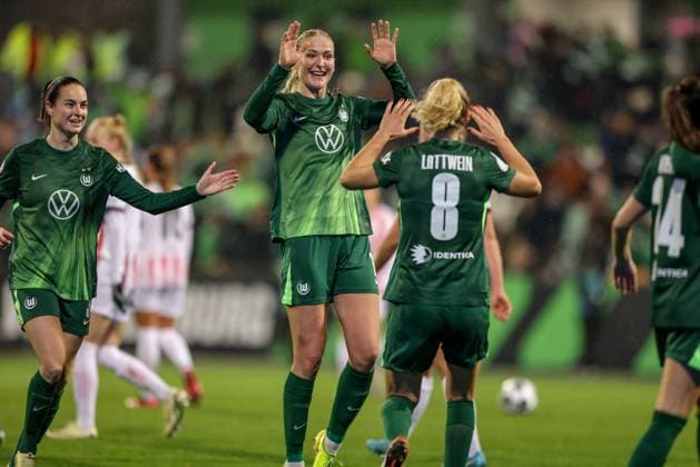 DEU, Wolfsburg, VfL Wolfsburg vs SC Freiburg, DFB Pokal, DFB, Season 2526, AOK Stadion, Round of 16 in the picture Lineth Beerensteyn VfL Wolfsburg 9 scores the goal to make it 1 0, Camilla Küver VfL Wolfsburg 16 DFB DFL REGULATIONS PROHIBIT ANY USE OF PHOTOGRAPHS AS IMAGE SEQUENCES AND OR QUASI VIDEO, 15 11 2025 Copyright: HMBxMedia HendrikxHamelau