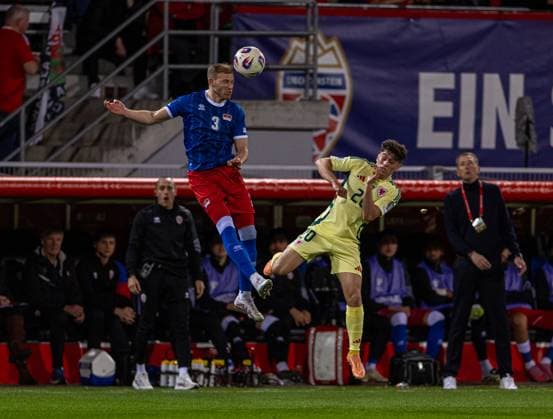 Football - FIFA World Cup, WM, Weltmeisterschaft, Fussball 2026 Qualifying - Group J - Liechtenstein v Wales VADUZ, LIECHTENSTEIN - Saturday, November 15, 2025: Liechtenstein s Maximilian Göppel (L) challenges for a header with Wales Daniel James during the FIFA World Cup 2026 Qualifying Group J match between Liechtenstein and Wales at the Rheinpark Stadion. (Photo by David Rawcliffe Propaganda) VADUZ Rheinpark Stadion VADUZ LIECHTENSTEIN  Copyright: xDavidxRawcliffex P2025-11-15-Liechenstein_Wales-37