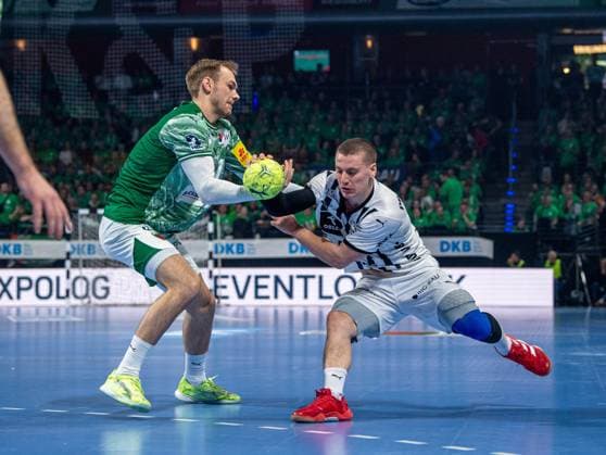 Handball, Men, Season 2025 2026, DAIKIN Handball Bundesliga 12 Matchday , Füchse Berlin THW Kiel, v l Mathias Gidsel Füchse Berlin , Elias Ellefsen a Skipagötu Kiel , 15 11 2025, Copyright: xSebastianxRäppold MatthiasxKochx